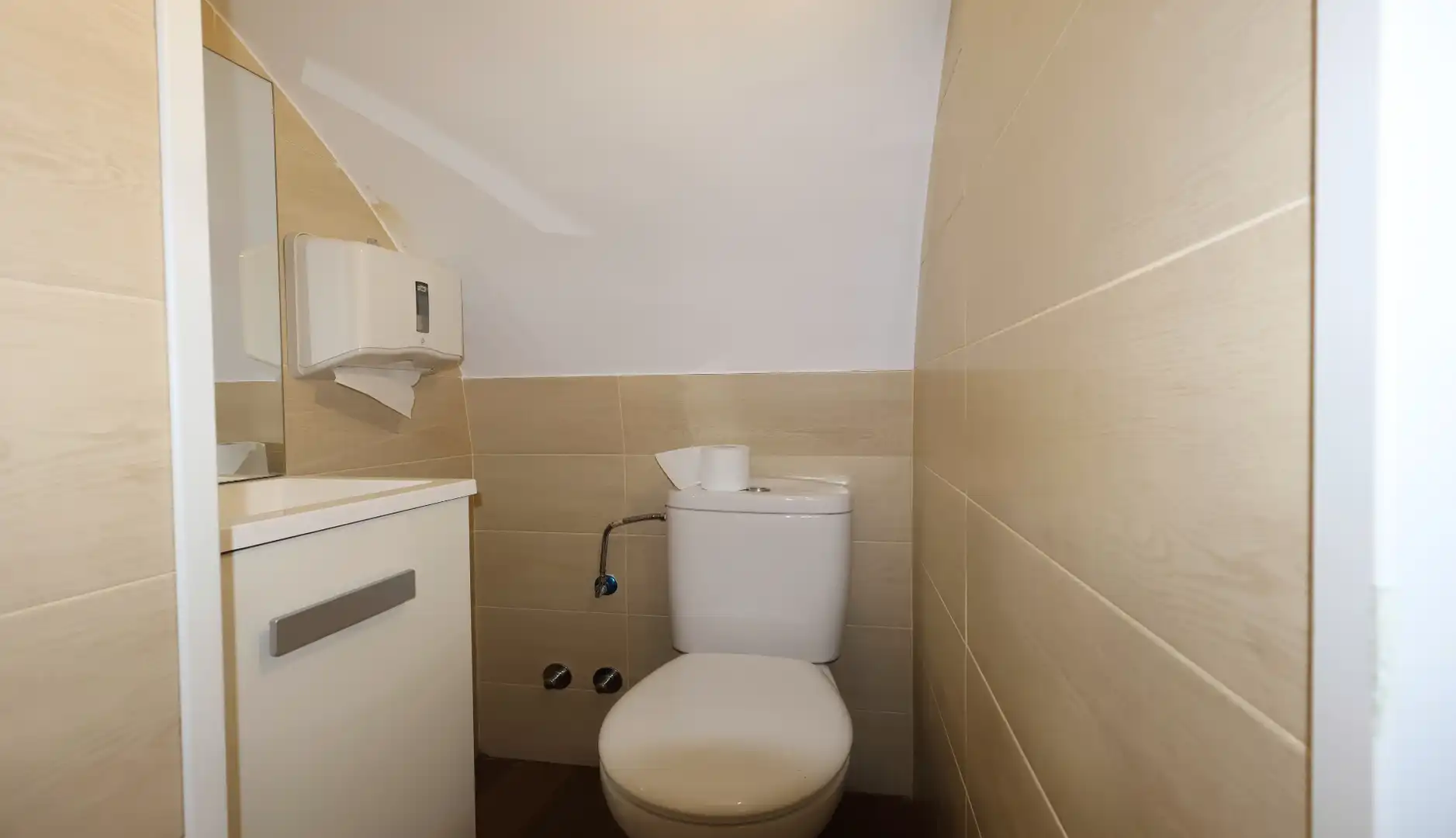 Badezimmer von Einfamilien-Reihenhaus zum Verkauf in Moraleja de Enmedio mit Terrasse und Balkon