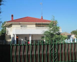 Vista exterior de Casa o xalet en venda en Yuncler amb Calefacció, Jardí privat i Terrassa