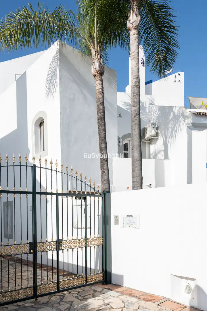 Außenansicht von Einfamilien-Reihenhaus zum Verkauf in Marbella mit Klimaanlage und Terrasse