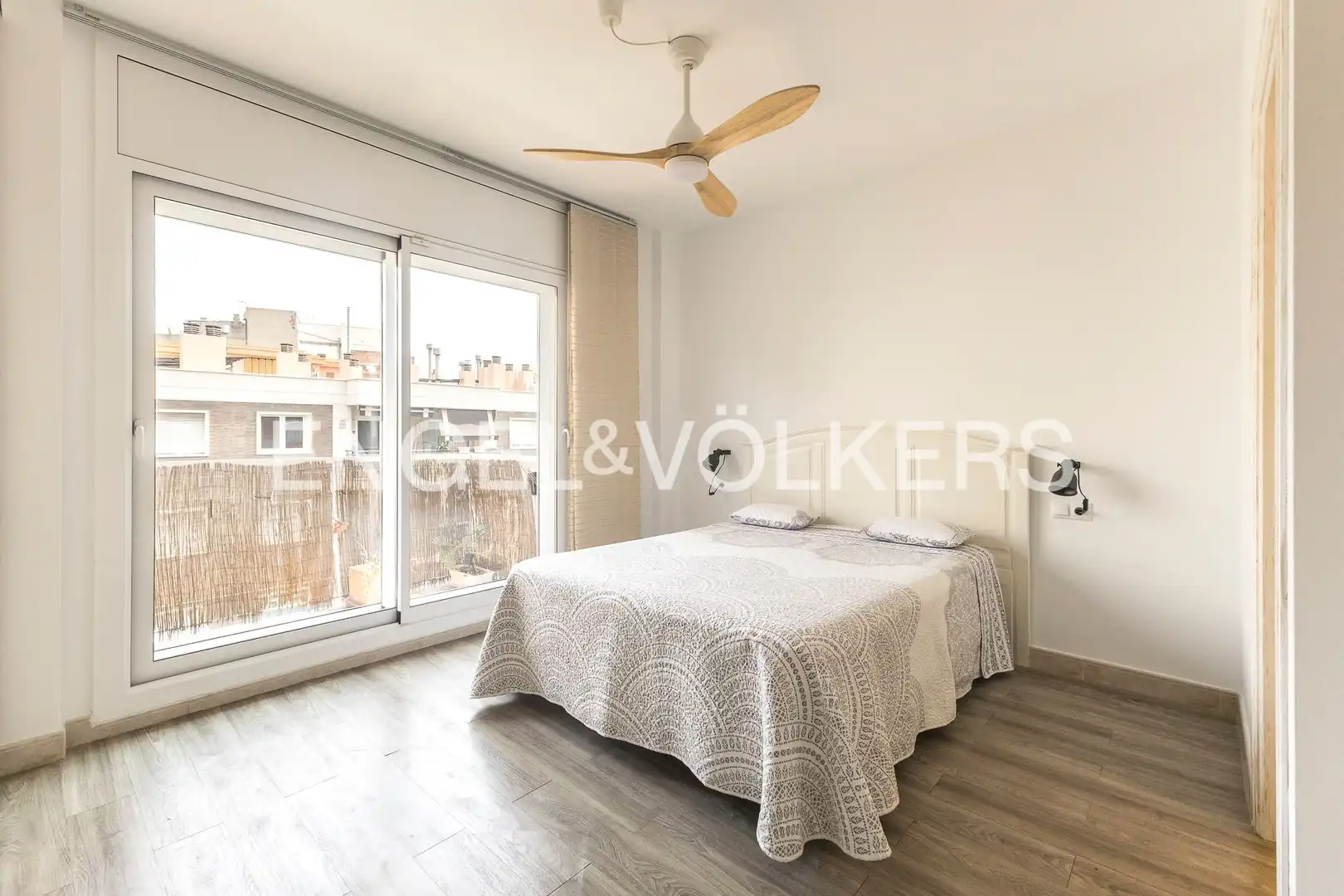 Schlafzimmer von Dachboden zur Miete in Barcelona mit Klimaanlage, Heizung und Parkett