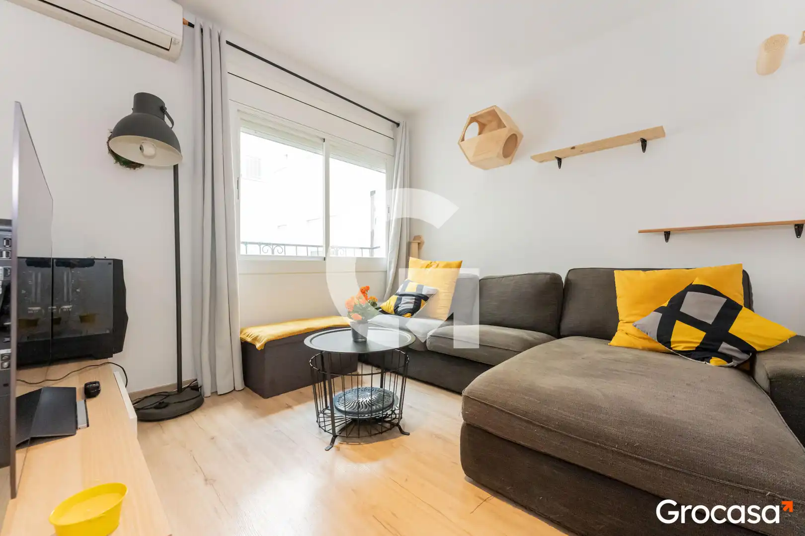 Sala d'estar de Pis en venda en Cornellà de Llobregat amb Aire condicionat