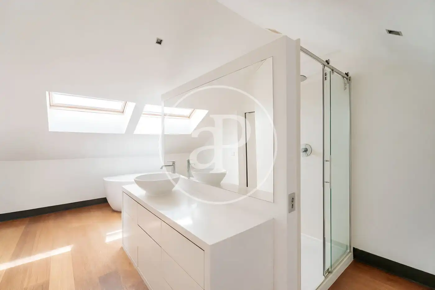 Bathroom of Houses for rent in Madrid  with Air Conditioner, Heating and Private garden