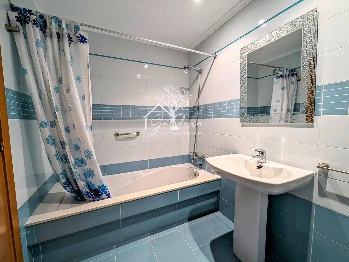 Bathroom of Flat for rent in Narón  with Heating, Parquet flooring and Terrace