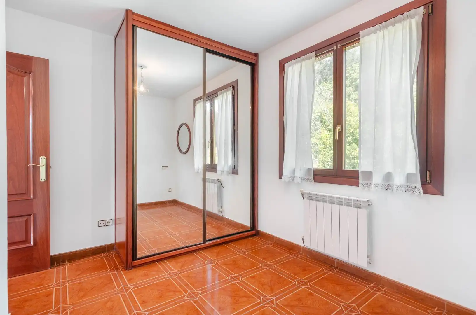 Dormitori de Casa o xalet en venda en Gijón  amb Calefacció, Jardí privat i Terrassa