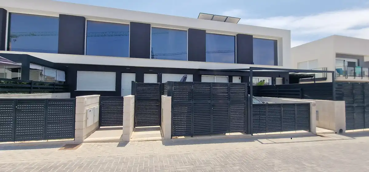 Vista exterior de Casa adosada de alquiler en Santa Pola con Aire acondicionado, Jardín privado y Amueblado