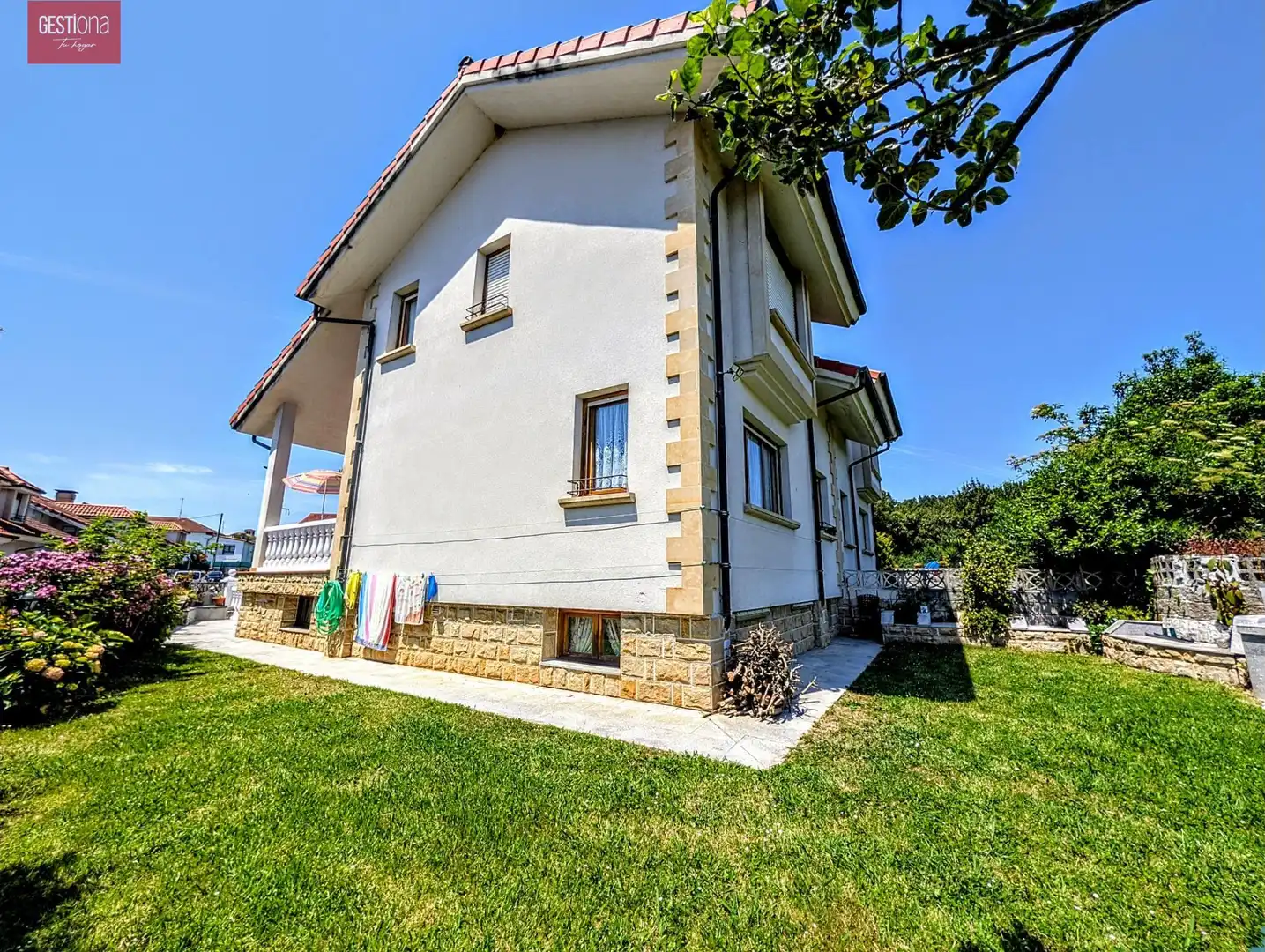 Vista exterior de Casa adosada en venta en Arnuero con Calefacción, Jardín privado y Terraza