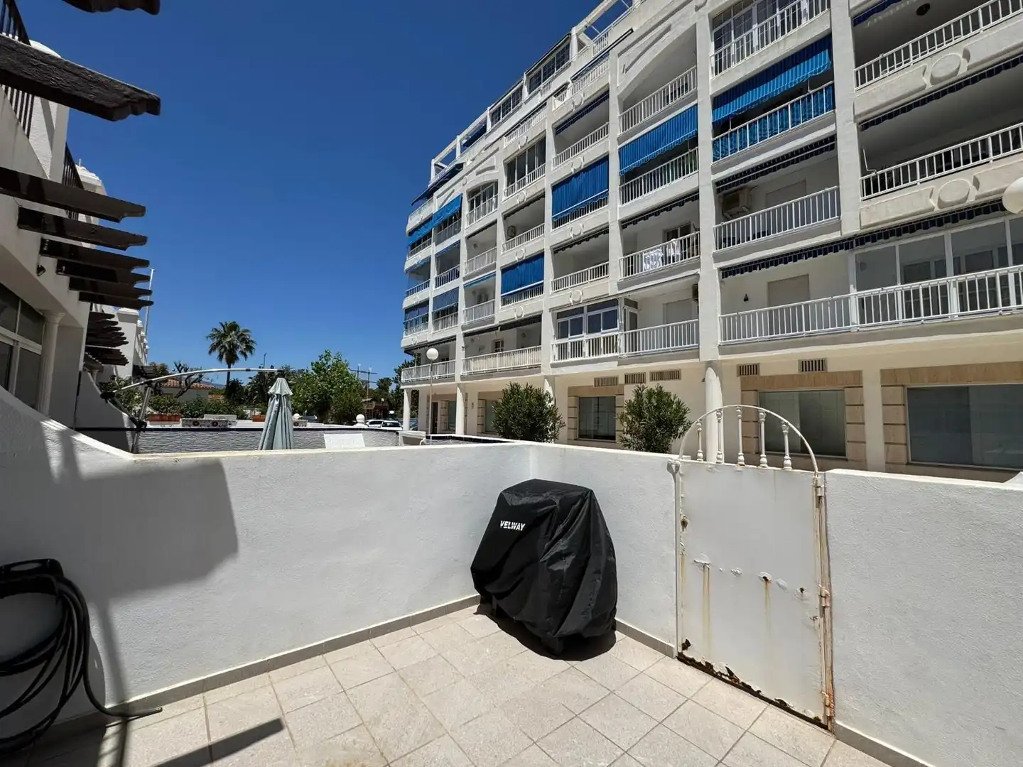 Außenansicht von Einfamilien-Reihenhaus zum Verkauf in Fuengirola mit Klimaanlage, Terrasse und Möbliert