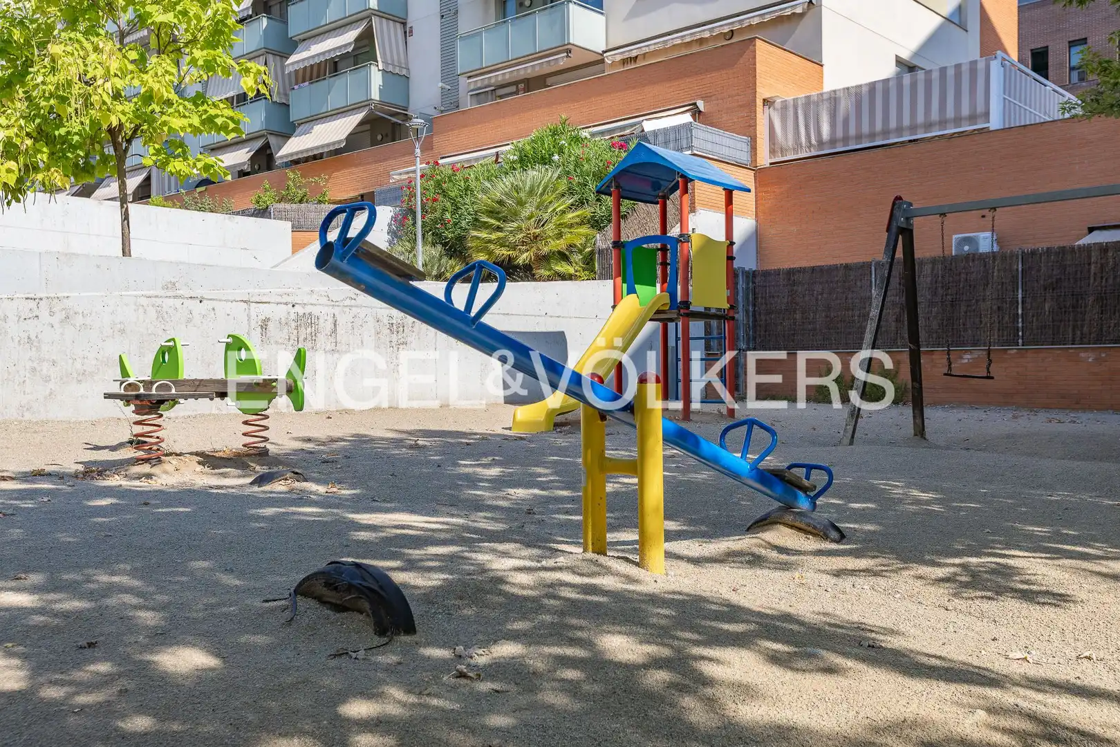 Aparcament de Planta baixa en venda en Terrassa amb Calefacció i Piscina