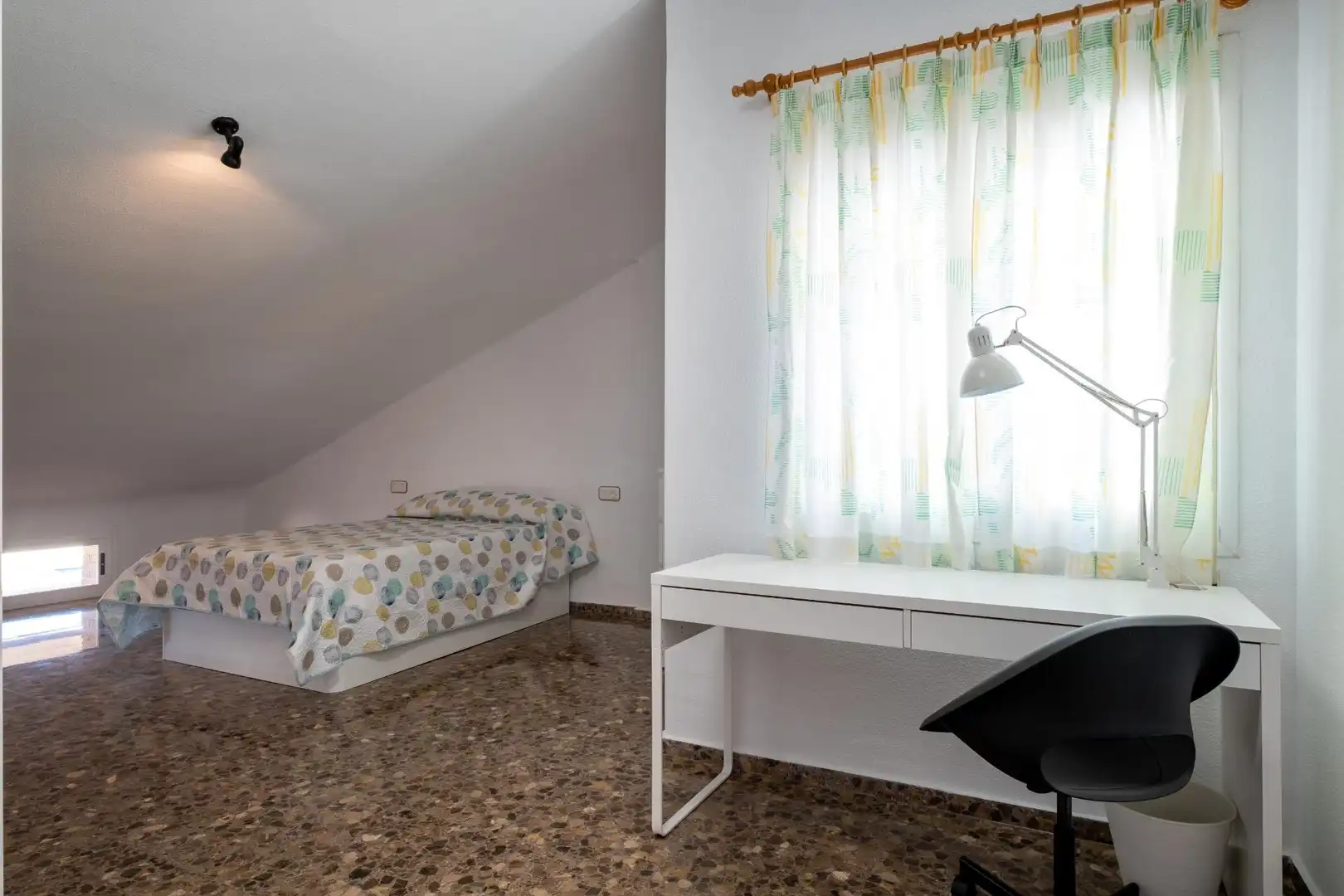 Schlafzimmer von Dachboden zur Miete in Moncada mit Privatgarten, Terrasse und Balkon