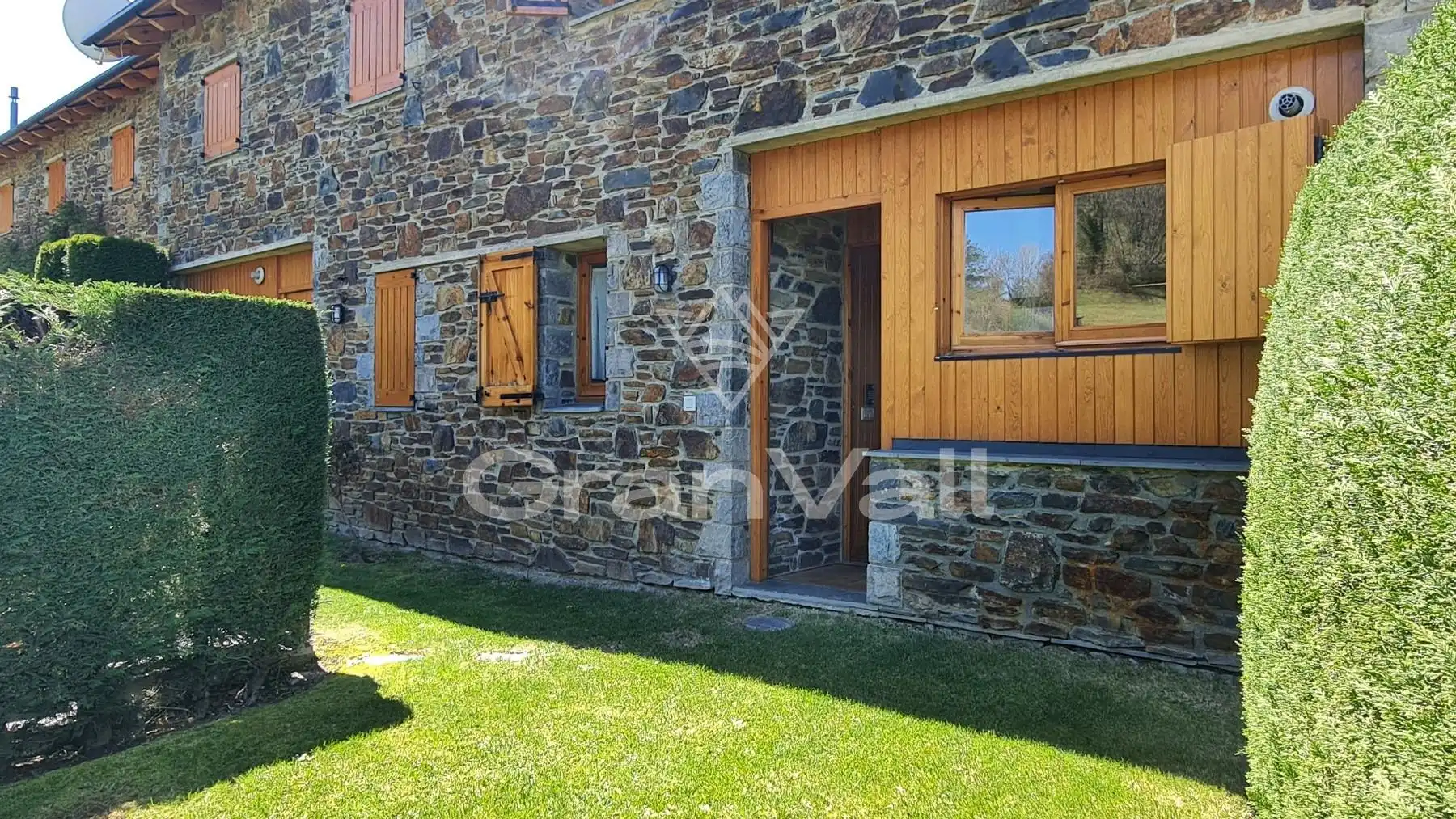 Vista exterior de Casa adosada en venda en Fontanals de Cerdanya amb Calefacció, Jardí privat i Terrassa