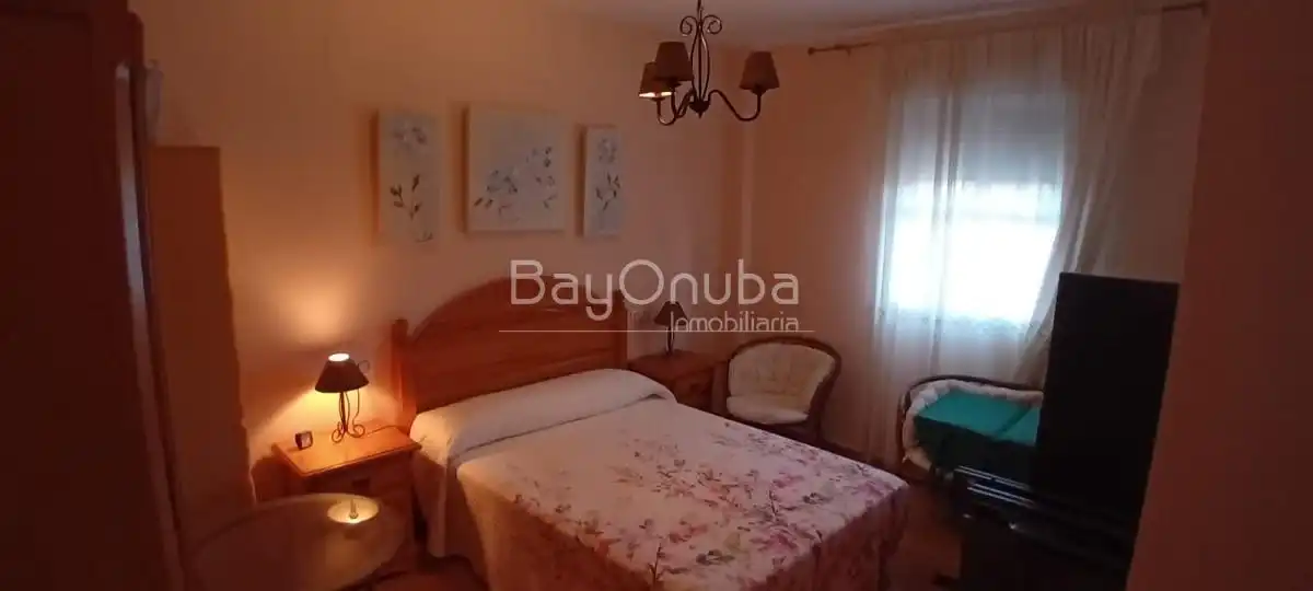 Schlafzimmer von Dachboden zur Miete in Punta Umbría mit Schwimmbad