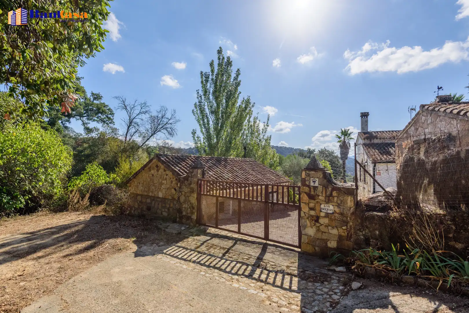 Vista exterior de Casa o xalet en venda en Cortes de la Frontera amb Calefacció, Jardí privat i Moblat