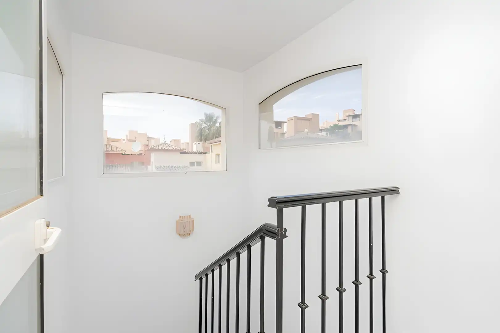 Einfamilien-Reihenhaus zum Verkauf in Estepona mit Klimaanlage, Privatgarten und Terrasse