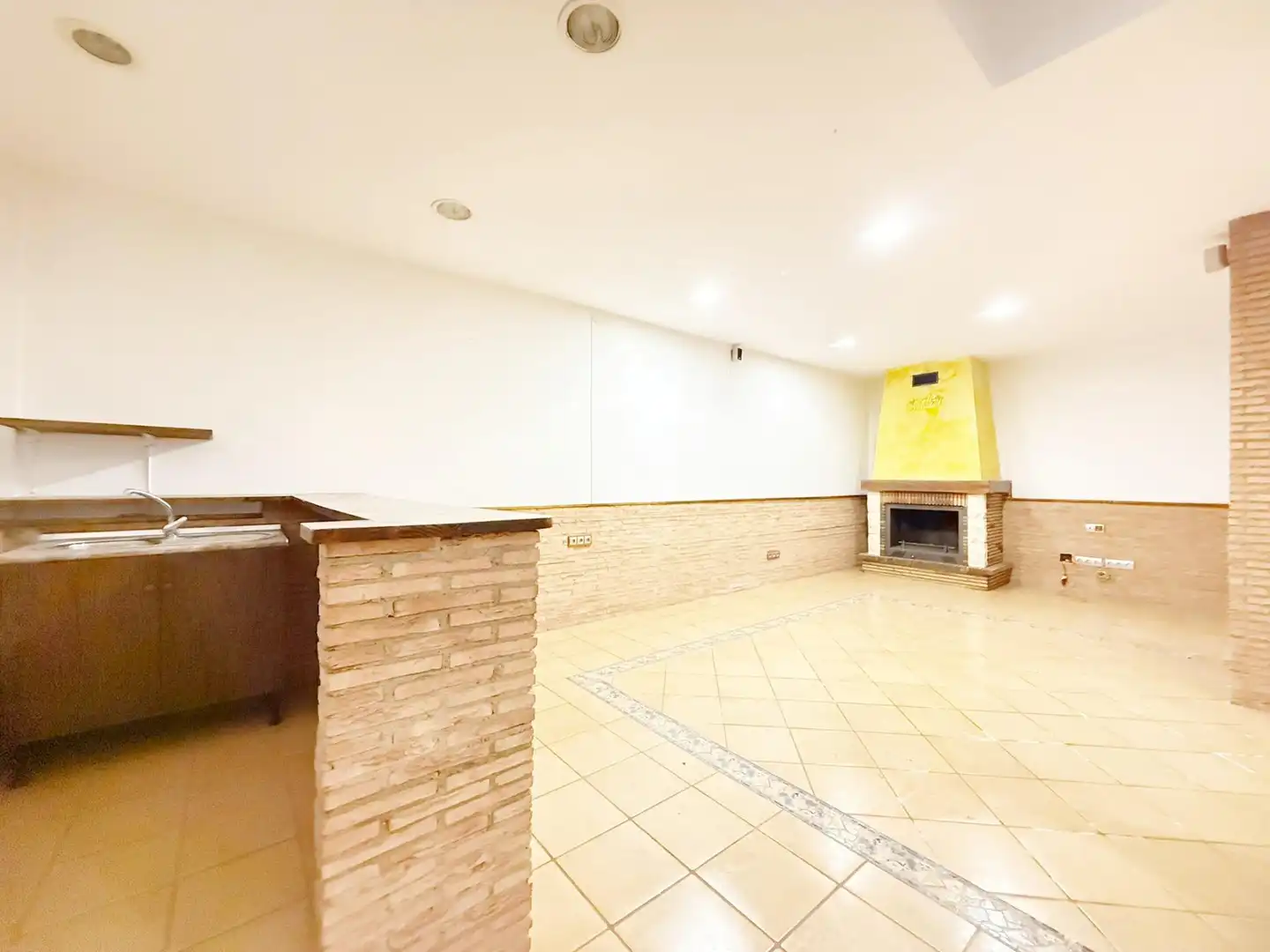 Casa adosada en venta en Almería con Terraza, Trastero y Balcón