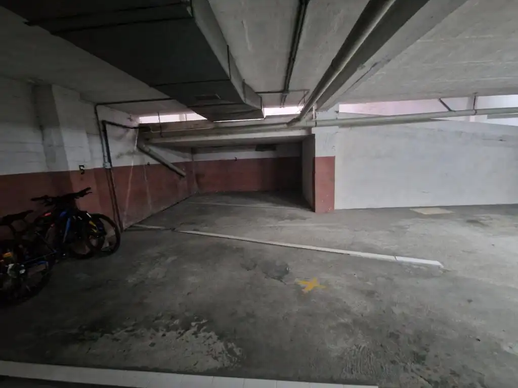 Parkplatz von Garage zum Verkauf in Boiro