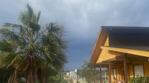 CHALET DE MADERA CON PISCINA Y JARDINES EN PARCELA VALLADA., immagine 2
