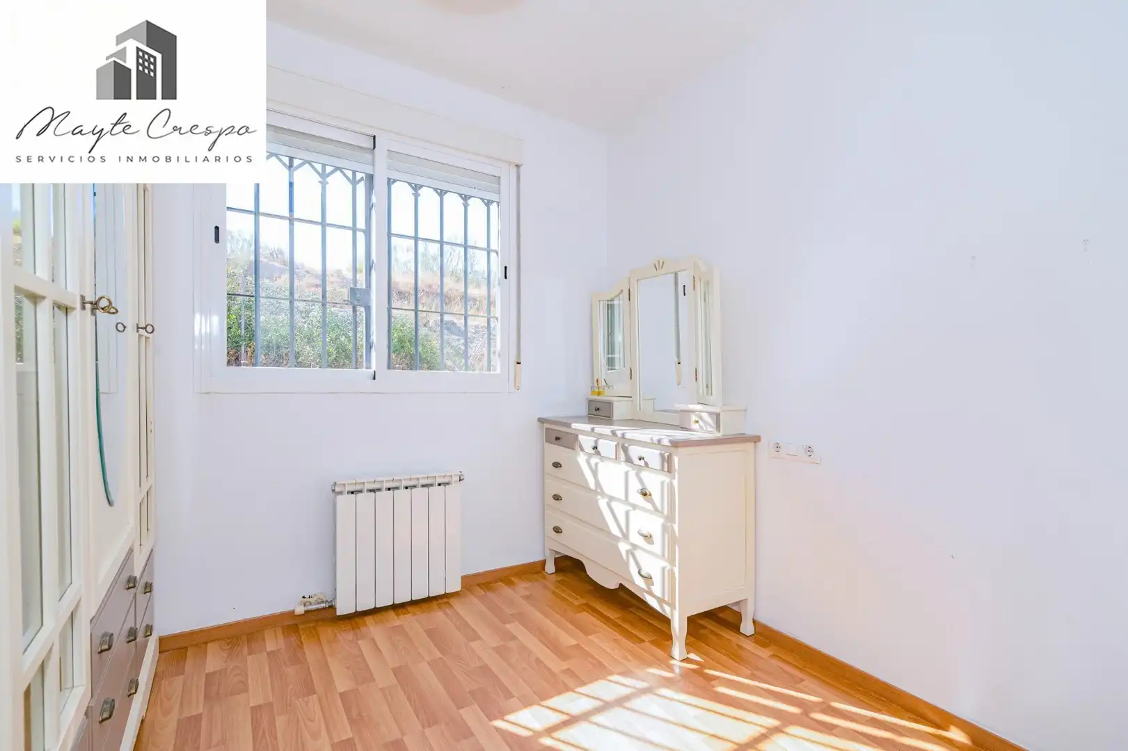 Casa aparellada amb terrassa en venda a Jun, imagen 21