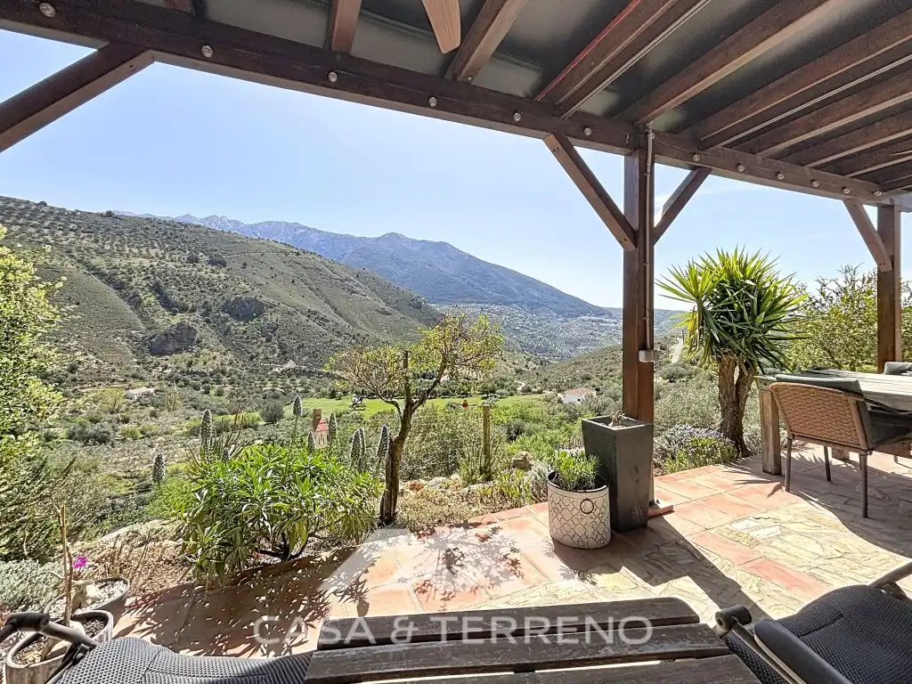 Vista exterior de Casa o xalet en venda en Alcaucín amb Aire condicionat, Terrassa i Piscina