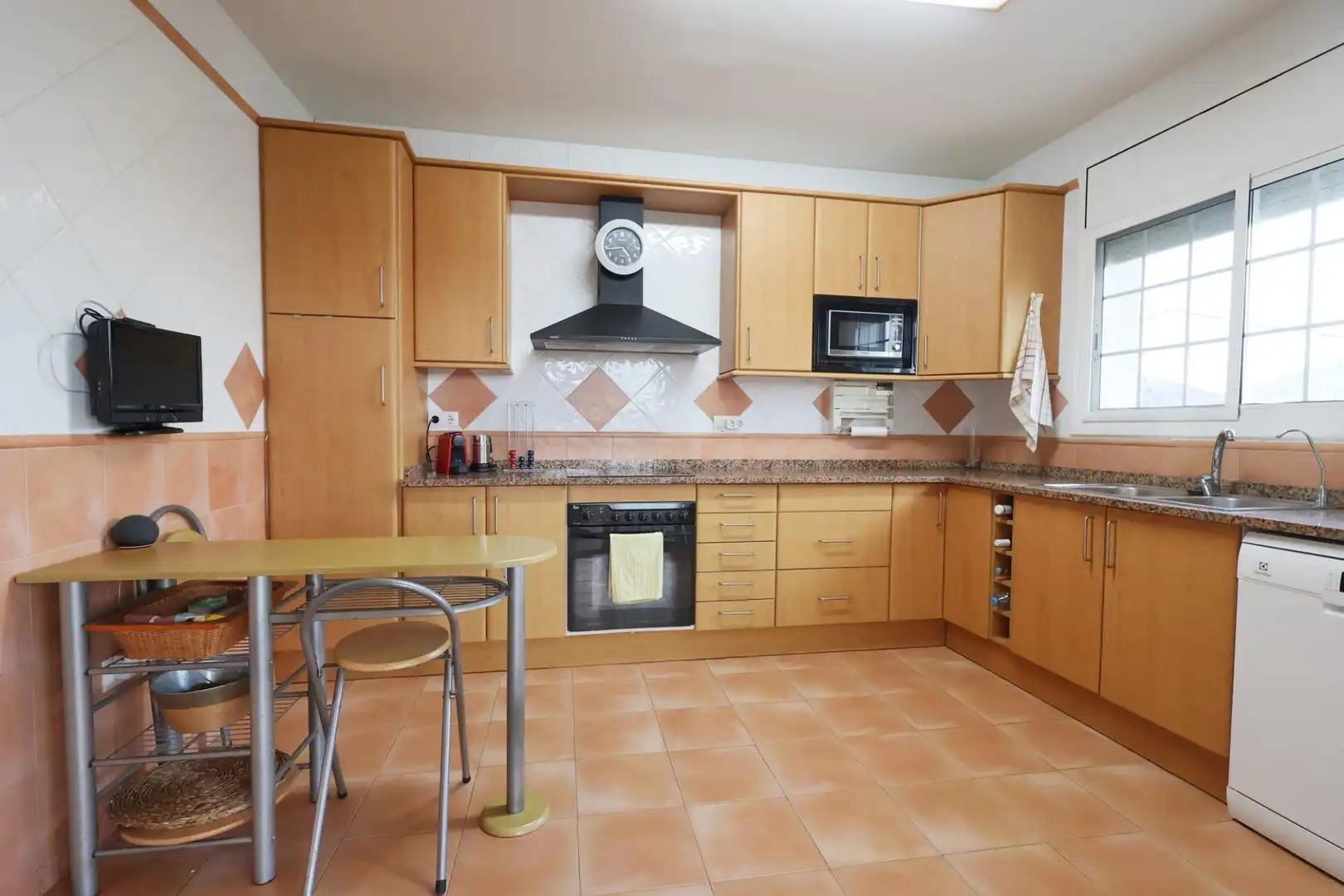 Cuina de Casa o xalet en venda en Cubelles amb Aire condicionat, Jardí privat i Terrassa