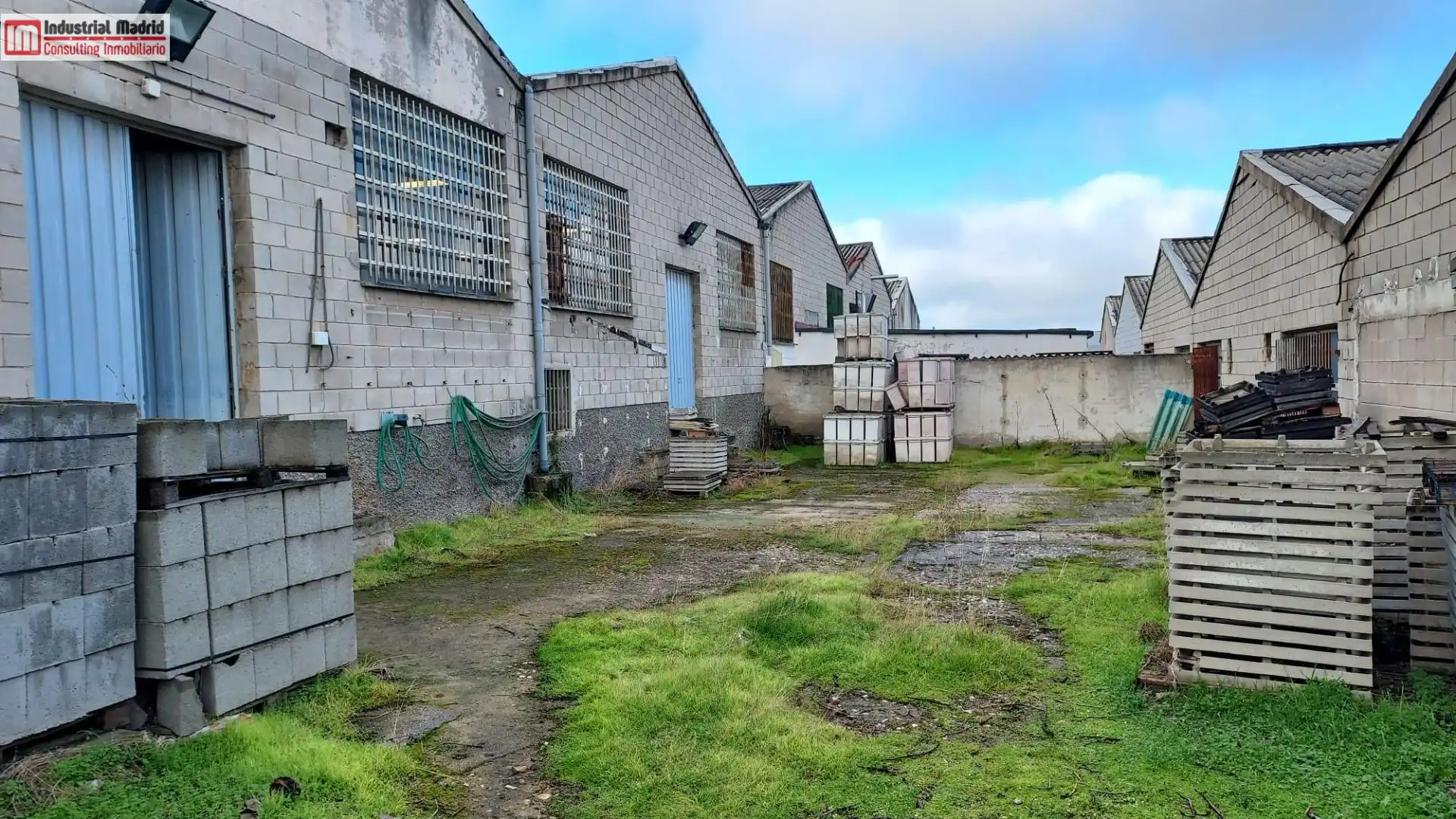 Außenansicht von Fabrikhallen zum Verkauf in Arganda del Rey