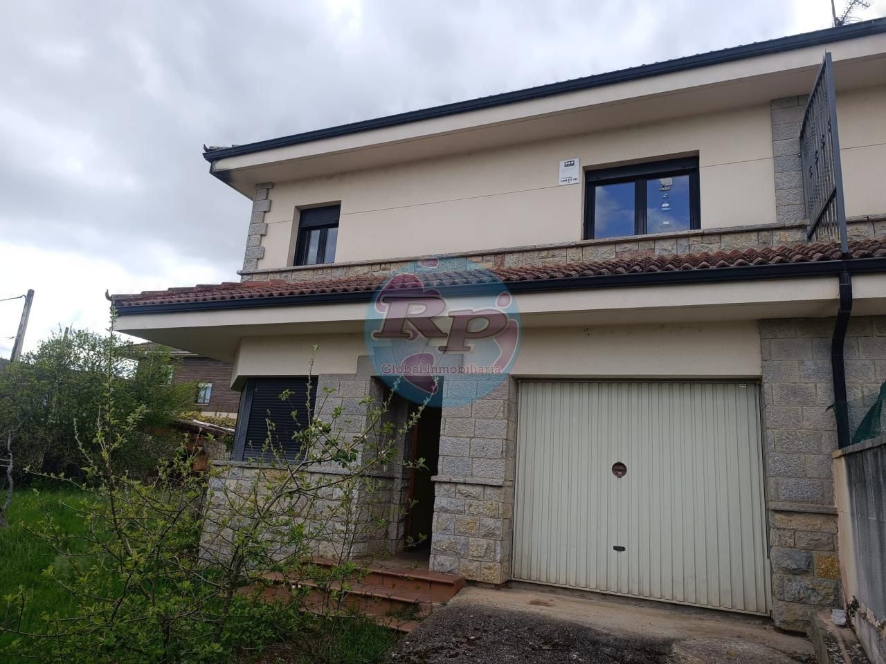 Vista exterior de Casa o xalet en venda en Soto y Amío amb Jardí privat, Parquet i Terrassa