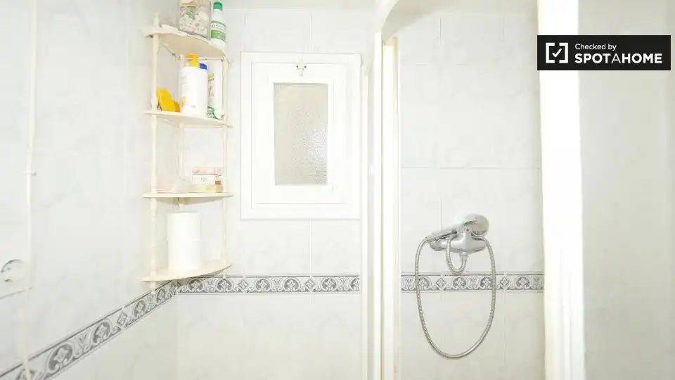 Baño de Piso para compartir en L'Hospitalet de Llobregat con Aire acondicionado, Calefacción y Amueblado