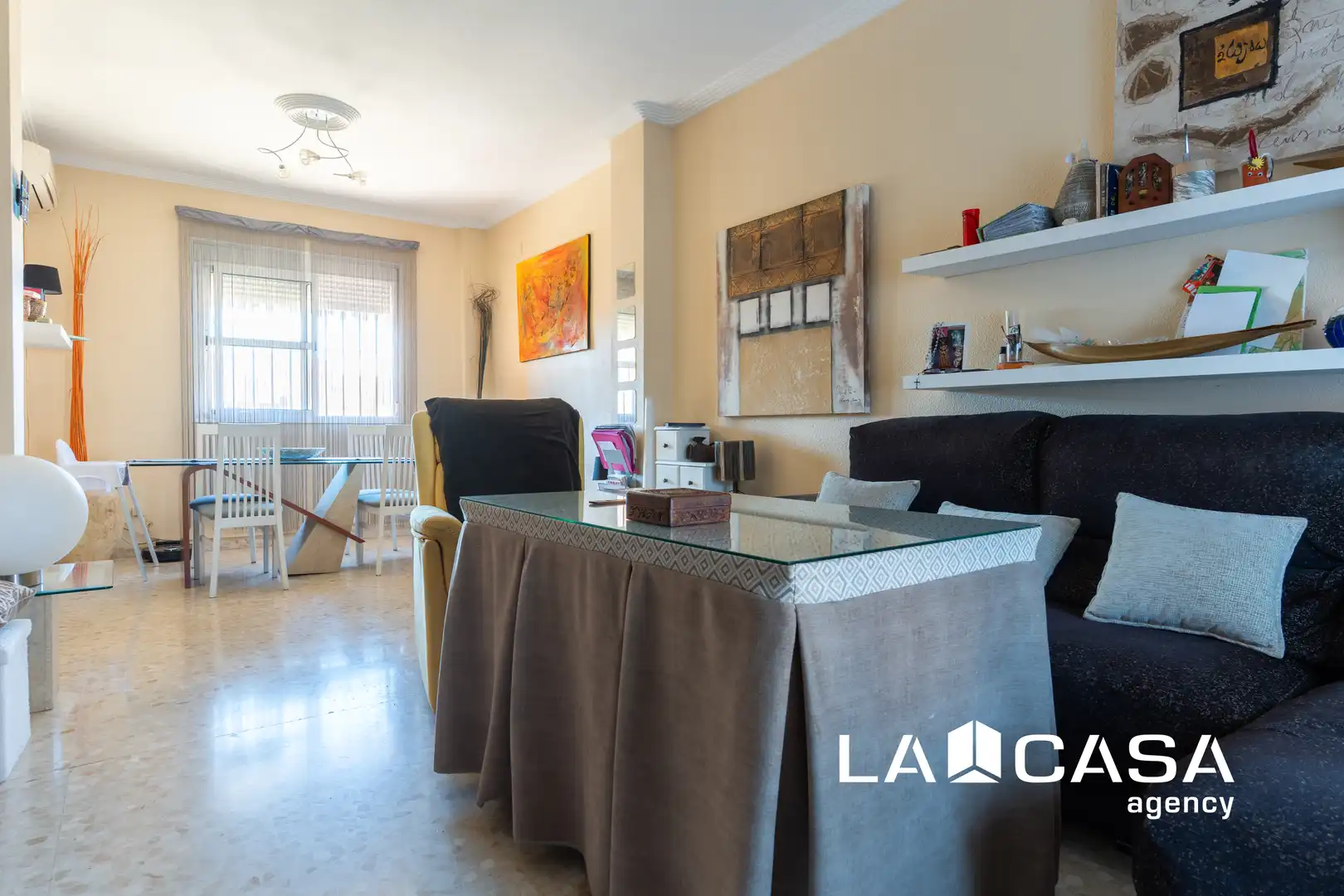Sala d'estar de Casa adosada en venda en Dos Hermanas amb Aire condicionat i Terrassa