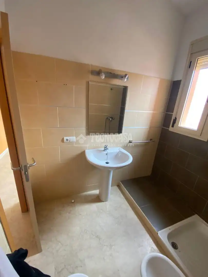 Baño de Piso en venta en Sanlúcar la Mayor con Aire acondicionado y Amueblado