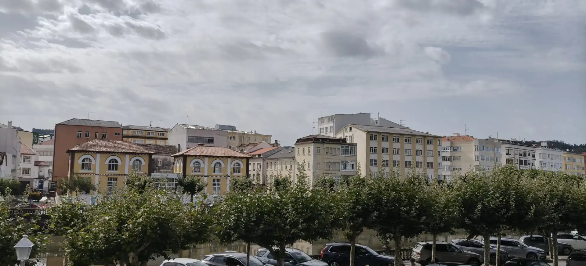 Vista exterior de Pis en venda en Cedeira amb Parquet i Balcó