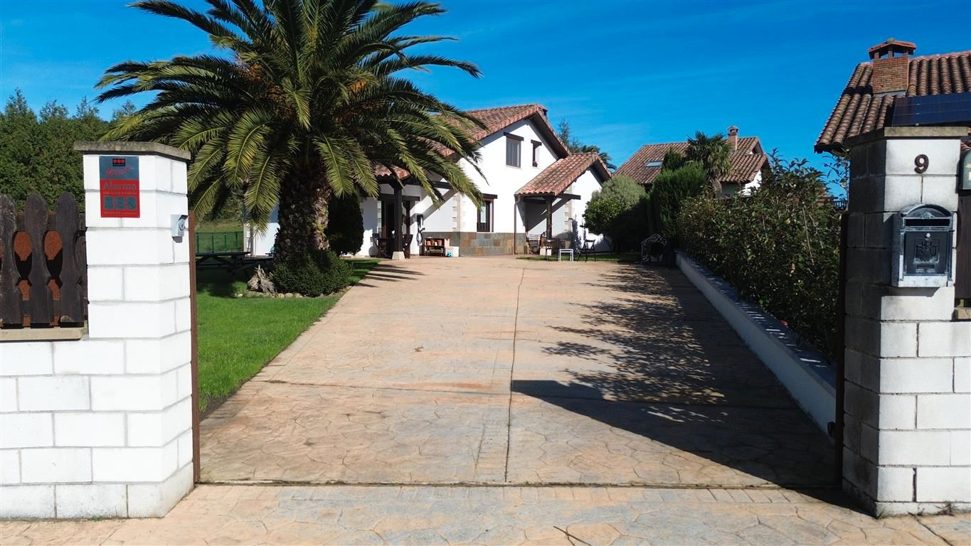 Exterior view of House or chalet for sale in San Vicente de la Barquera  with Heating, Private garden and Oven