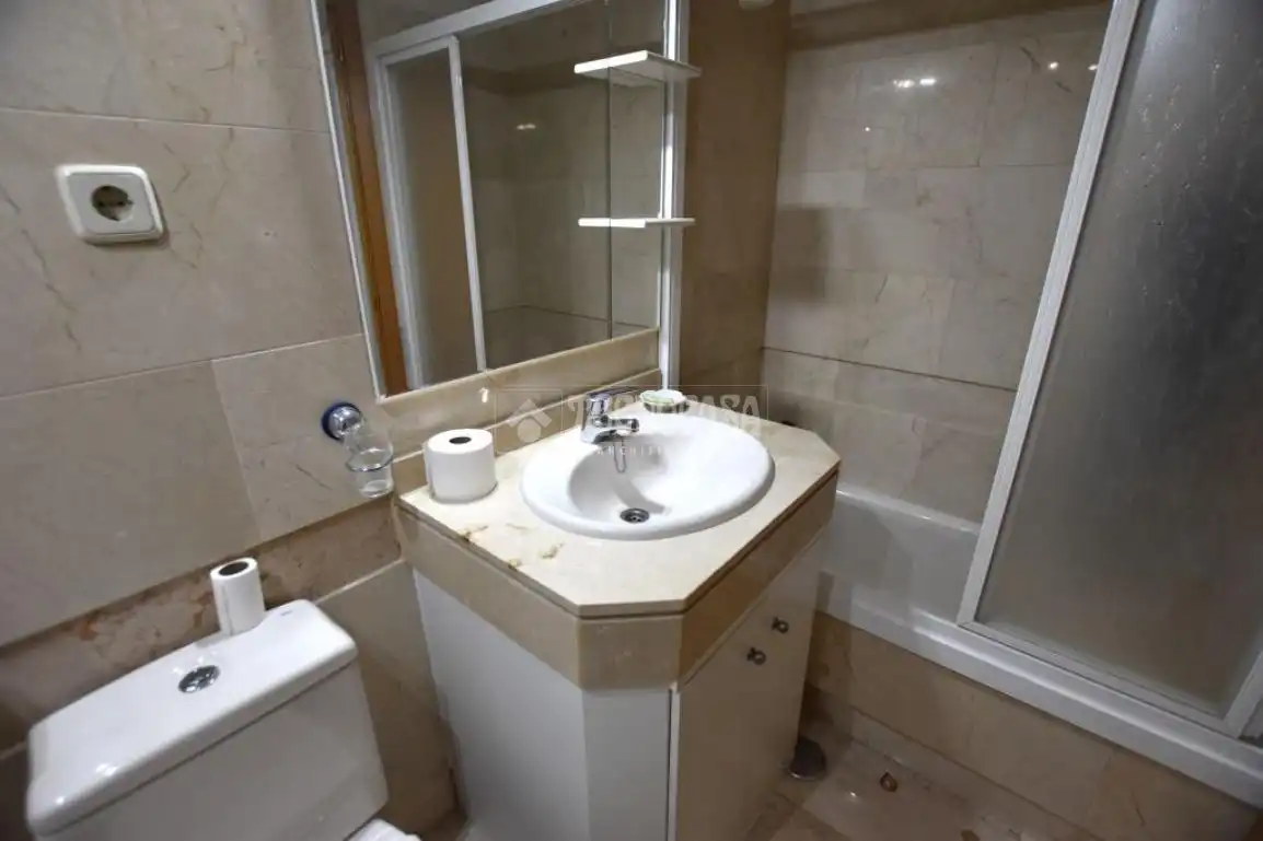 Bathroom of Flat for sale in Getafe  with Air Conditioner, Heating and Parquet flooring