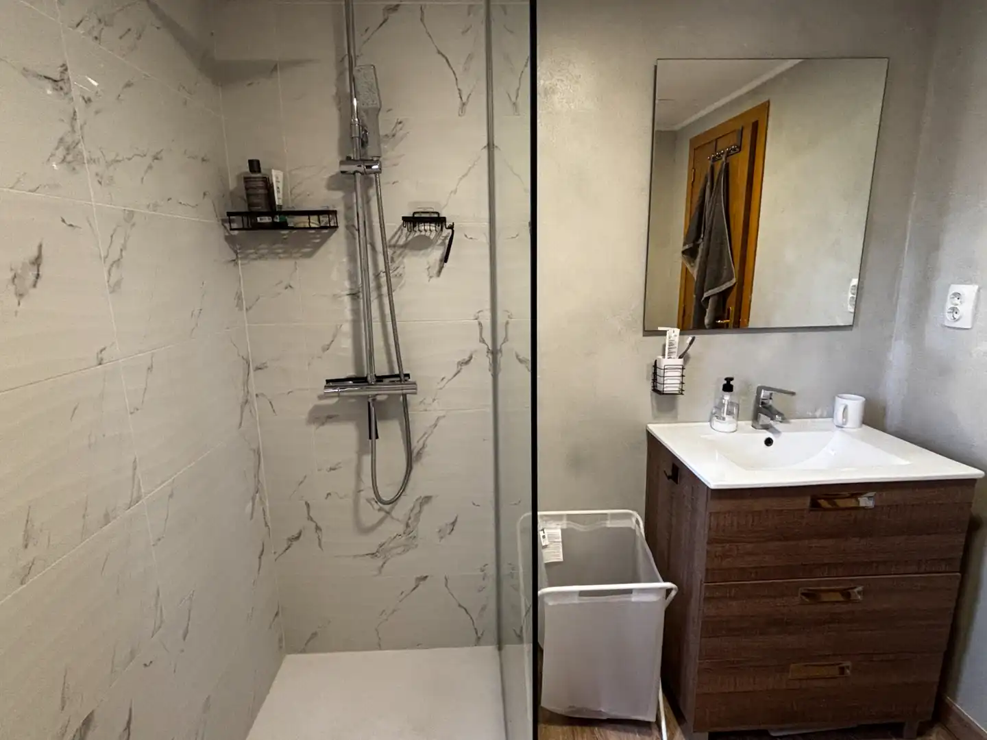 Bathroom of Flat for sale in Terrassa  with Air Conditioner, Heating and Parquet flooring