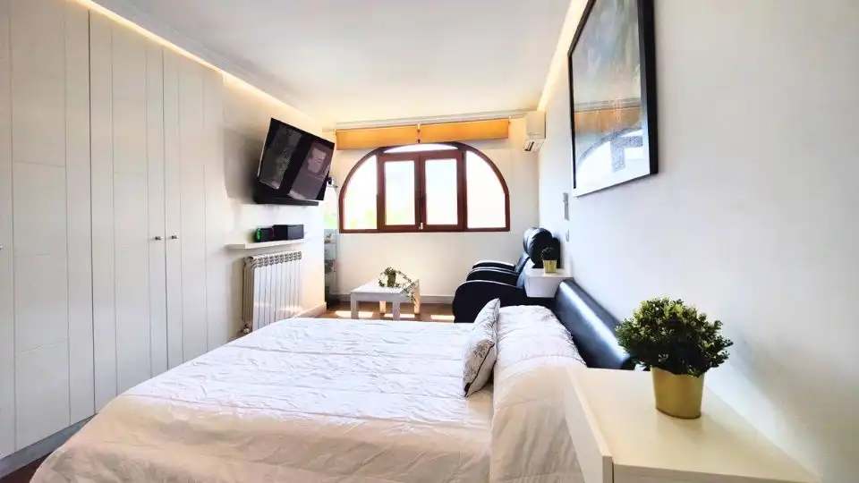 Schlafzimmer von Einfamilien-Reihenhaus zum Verkauf in Las Ventas de Retamosa mit Klimaanlage, Heizung und Privatgarten