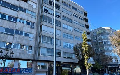 Vista exterior de Pis en venda en Vigo  amb Calefacció