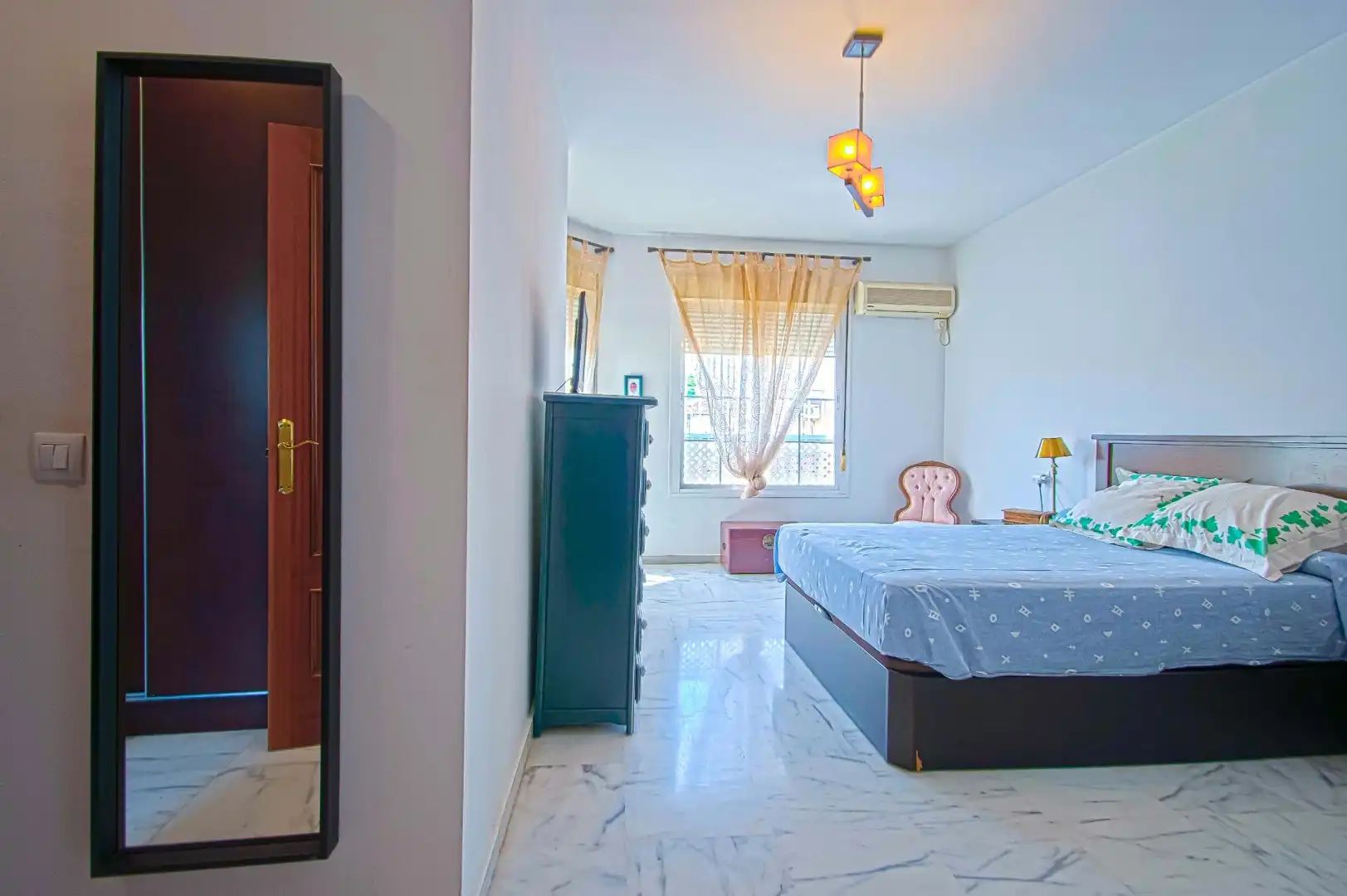 Dormitori de Casa adosada en venda en Espartinas amb Aire condicionat, Jardí privat i Traster