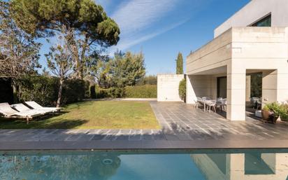 Piscina de Casa o xalet en venda en Sant Cugat del Vallès amb Aire condicionat, Calefacció i Jardí privat