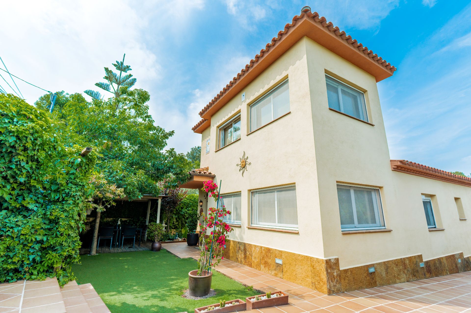 Exterior view of House or chalet for sale in Sant Cugat del Vallès  with Air Conditioner, Heating and Private garden