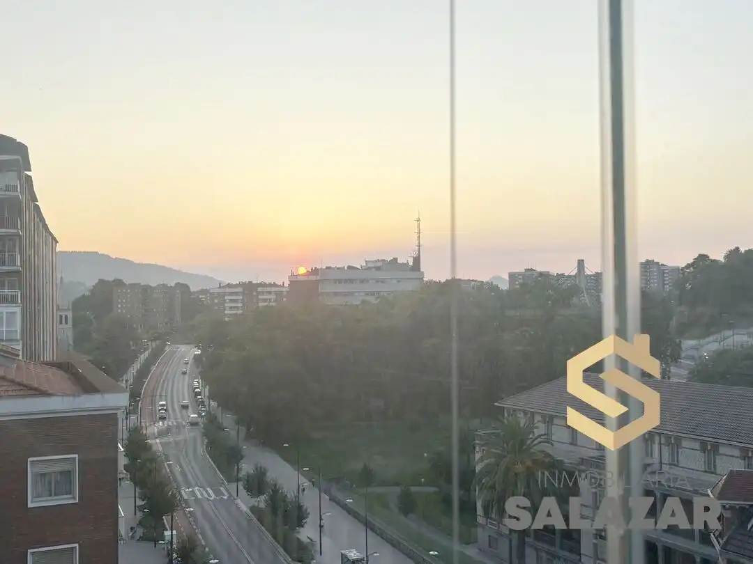 Außenansicht von Wohnung zum Verkauf in Bilbao  mit Heizung, Terrasse und Balkon