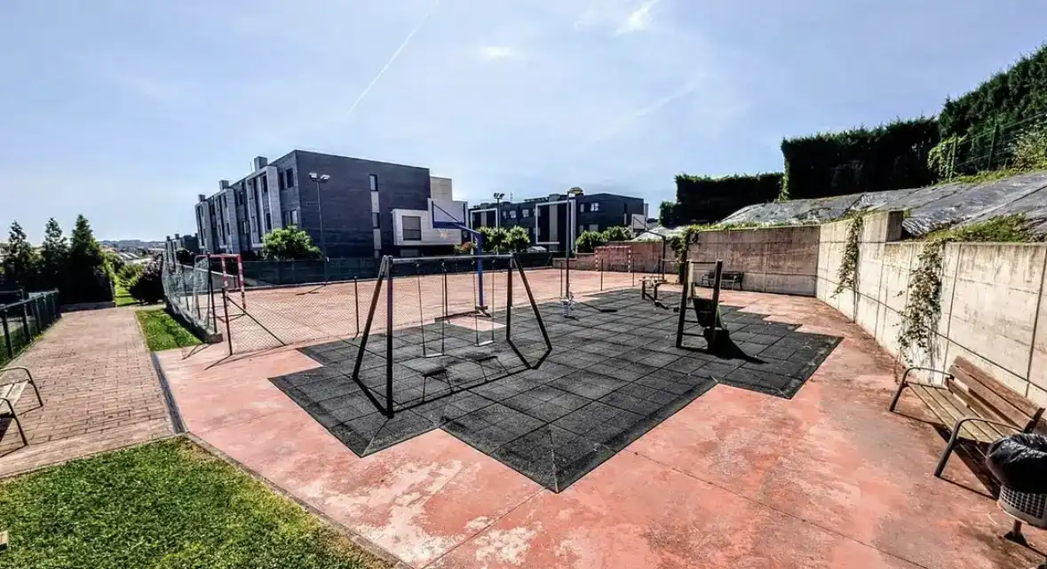 Vista exterior de Planta baixa en venda en Santander amb Piscina