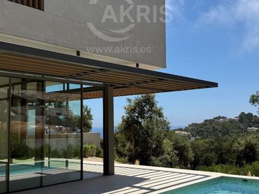 Casa pareada con balcón en venta en Carrer del Montgrí