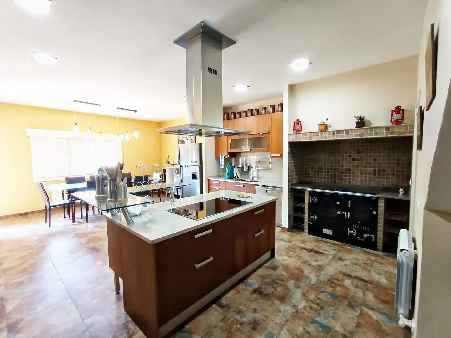 Cuina de Casa o xalet en venda en Pontevedra Capital  amb Jardí privat, Terrassa i Traster