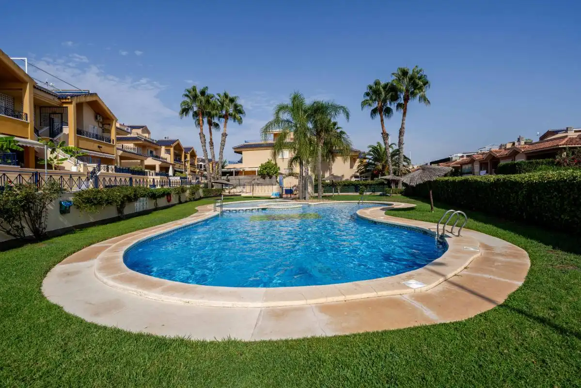 Piscina de Dúplex en venta en Santa Pola con Aire acondicionado, Calefacción y Jardín privado