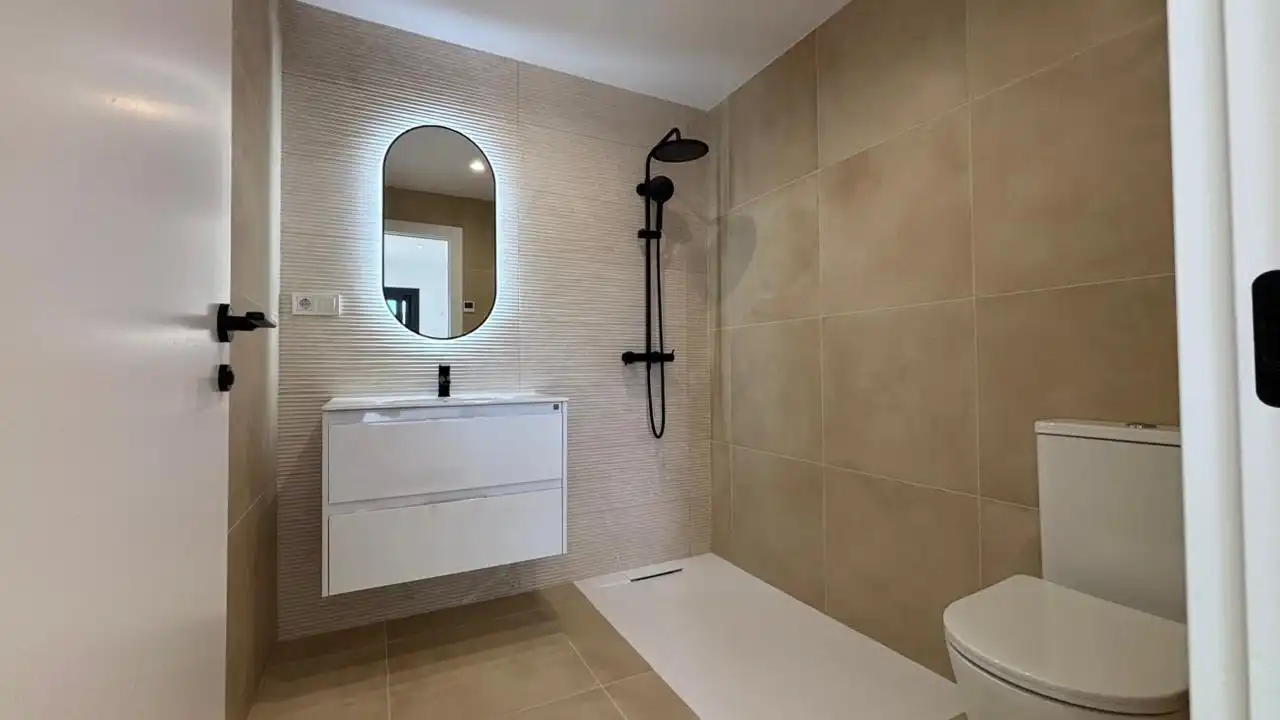 Baño de Casa o chalet de alquiler en Finestrat con Aire acondicionado, Jardín privado y Piscina