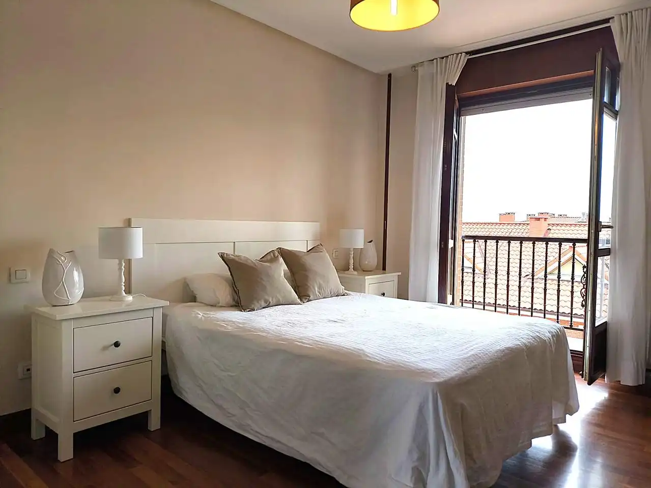 Habitación de Casa adosada en venta en Castro-Urdiales con Calefacción, Terraza y Balcón