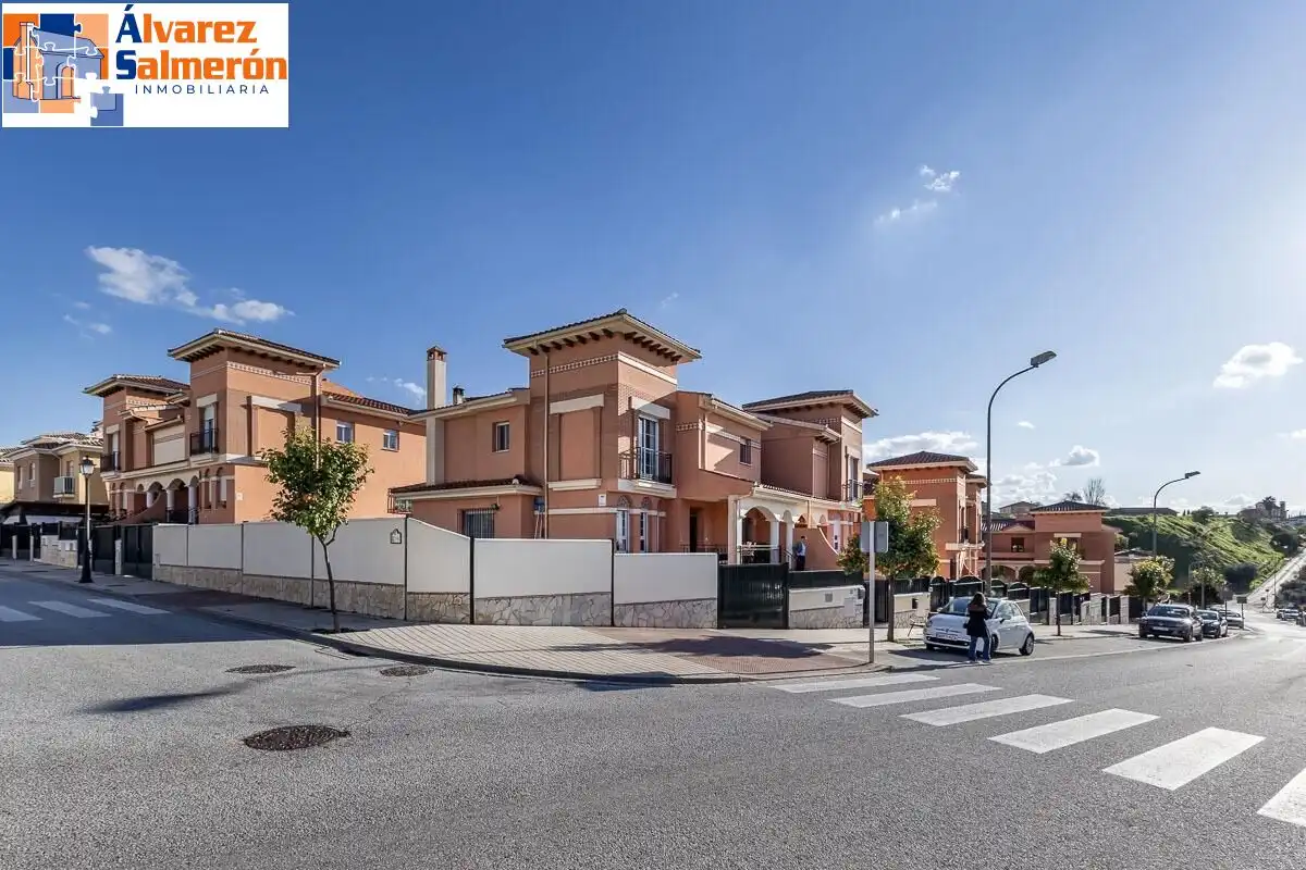 Vista exterior de Casa adosada en venta en Huétor Vega con Aire acondicionado, Terraza y Trastero