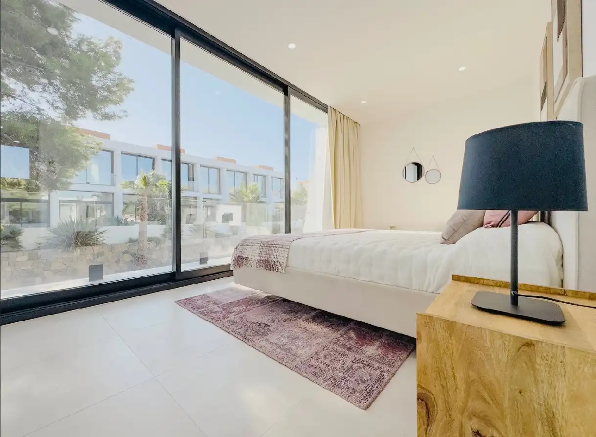 Dormitori de Casa adosada en venda en Calpe / Calp amb Aire condicionat, Calefacció i Jardí privat