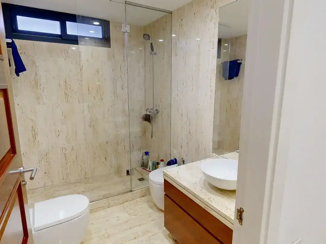 Bathroom of Flat for sale in Boadilla del Monte  with Air Conditioner, Private garden and Parquet flooring