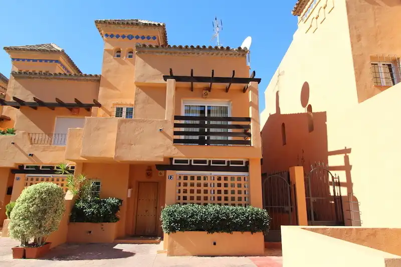 Vista exterior de Casa adosada en venta en Marbella con Aire acondicionado, Terraza y Alarma