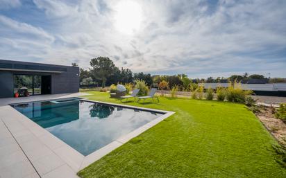 Piscina de Casa o xalet en venda en Las Rozas de Madrid amb Aire condicionat i Piscina