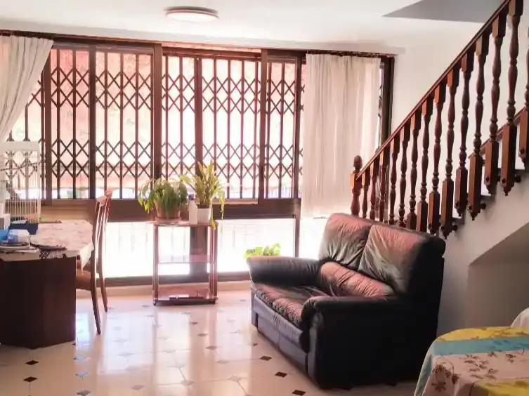 Sala d'estar de Casa adosada en venda en Benidorm amb Aire condicionat i Piscina